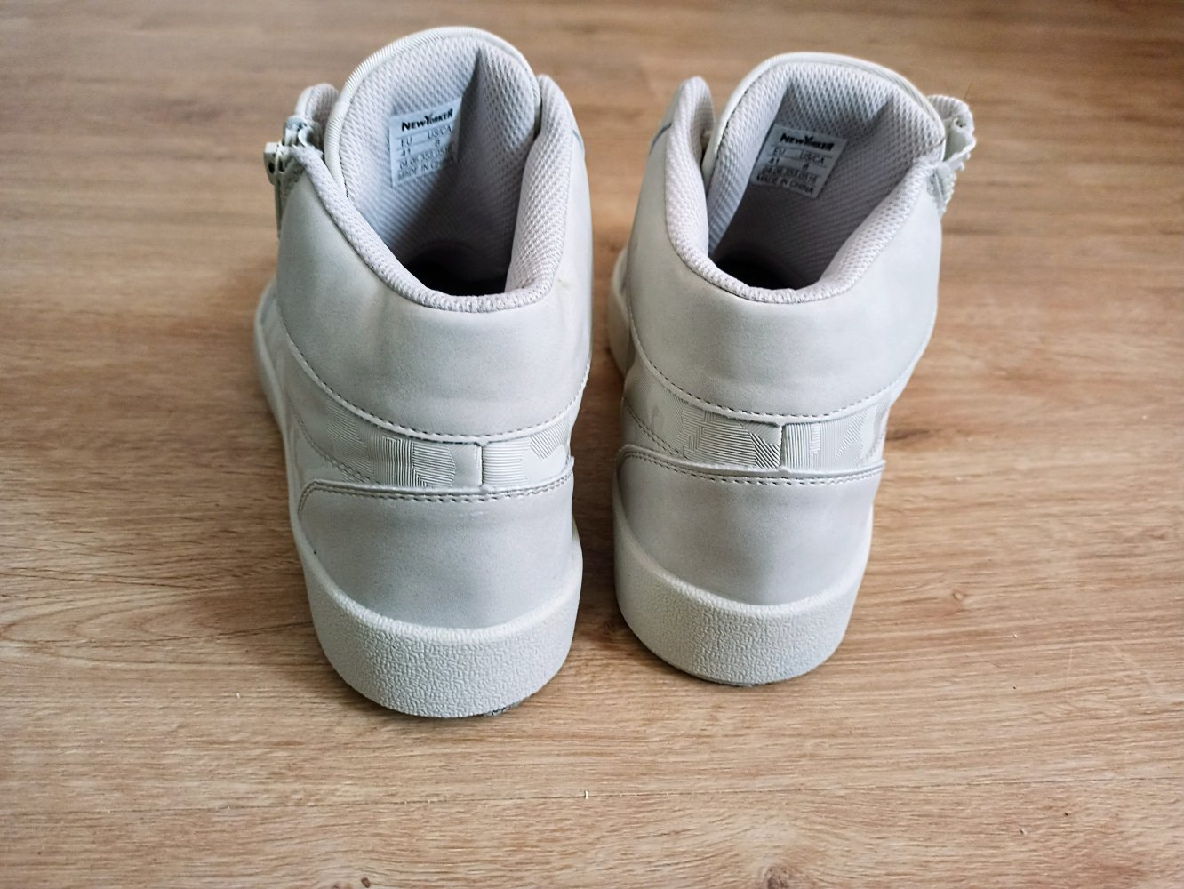 Sehr schöne Sneakers in Cremefarbe von Black Squad