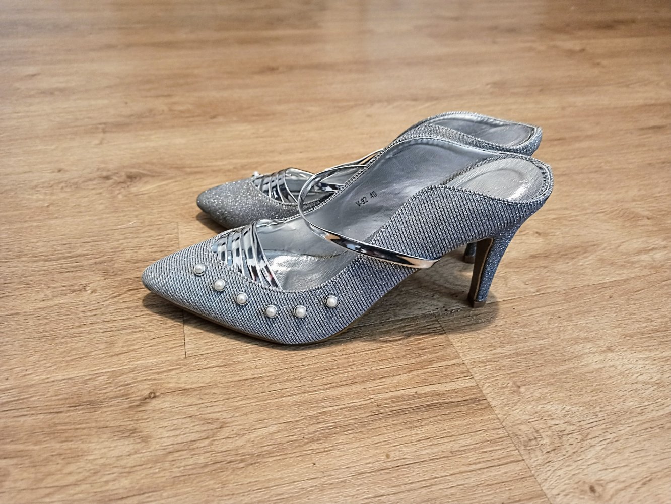 Tolle Damen Pumps mit Glitzer in Silber von Scepharr