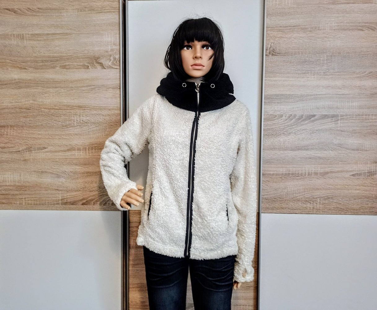 Schöne kuschelig-warme Jacke mit Kapuze in weiß