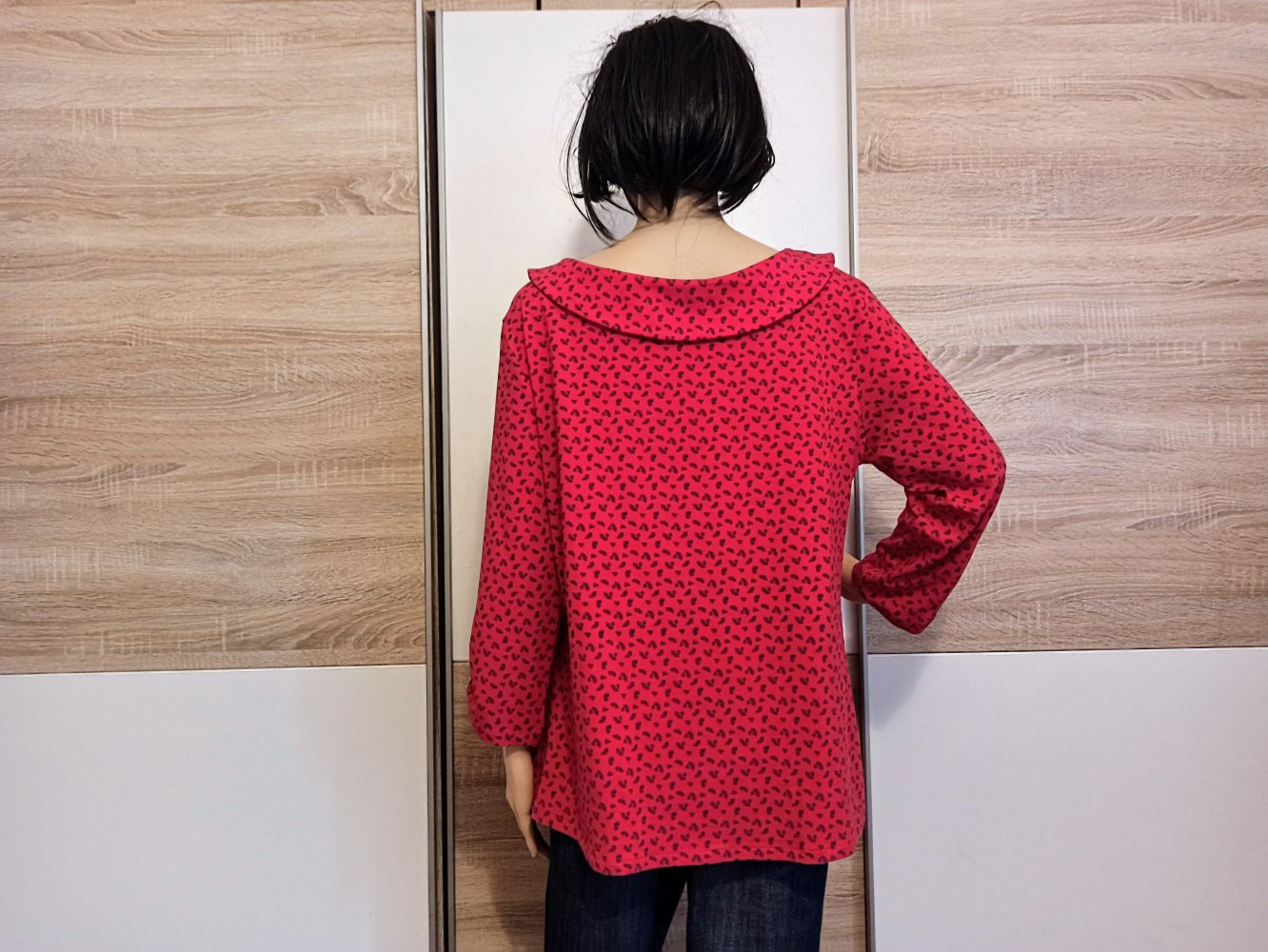Schönes Langarm-Shirt in rot mit marineblau Blümchen von Multiblu 