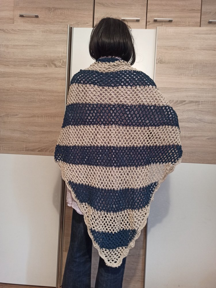 Schöner Poncho in marienblau/beige 