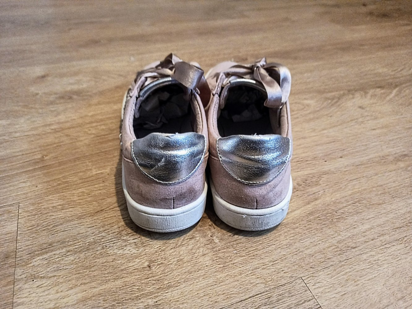 Schöne Sneakers in Rose mit Strasssteinen von Marco Tozzi