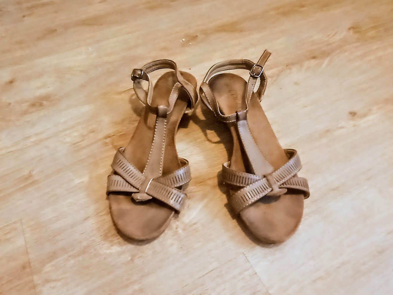 Tolle Damen Sandalen in braun von Colires