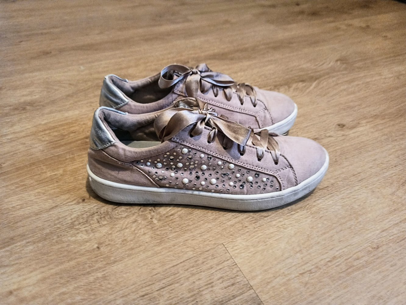 Schöne Sneakers in Rose mit Strasssteinen von Marco Tozzi