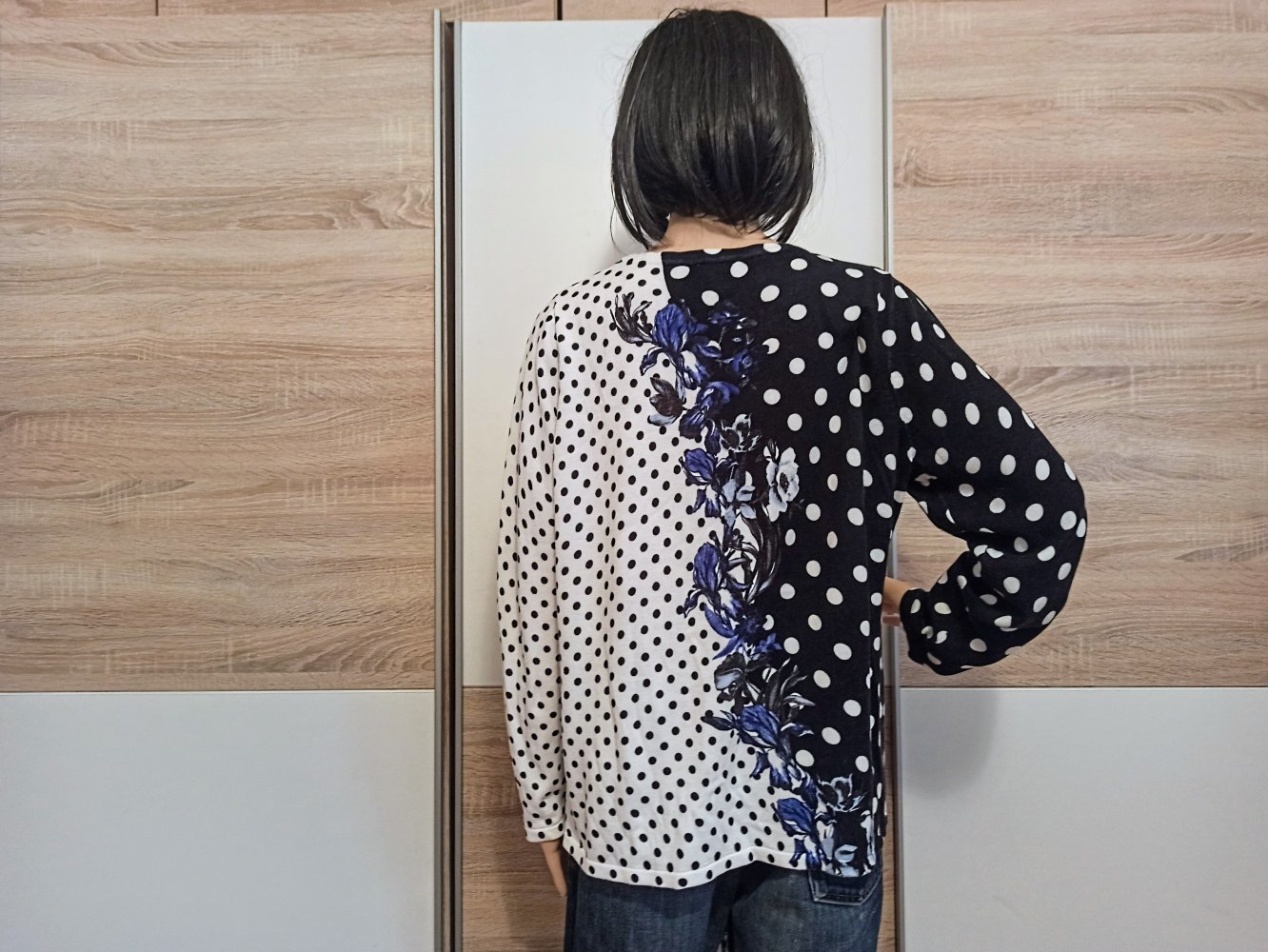 Schöner Pullover schwarz/weiß mit punkten und Blümen von Alba Mode