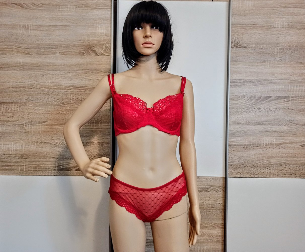 Schönes Set BH und String Tanga in rot von Hunkemöller