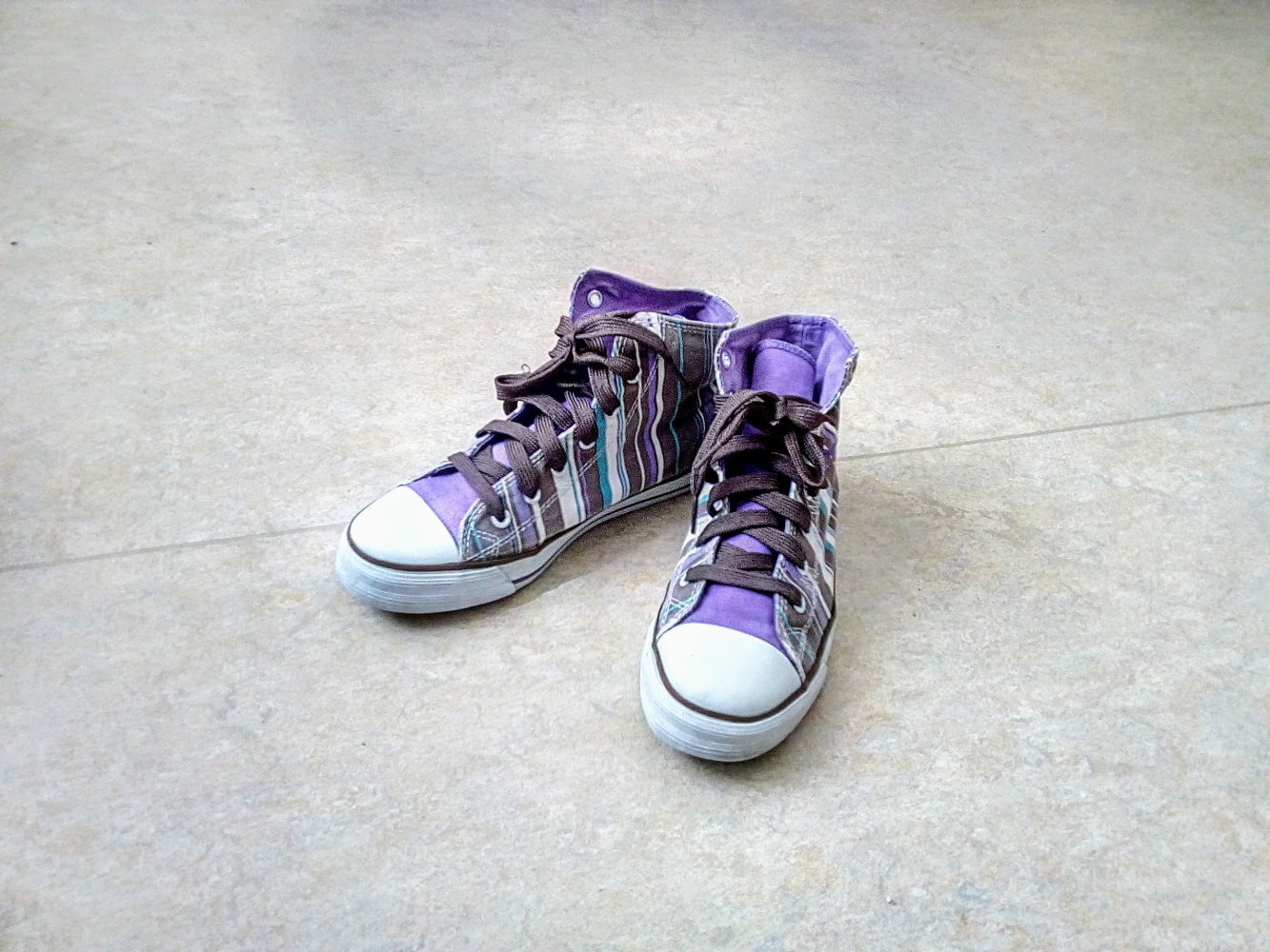 Sehr schöne gestreifte Sneakers von BK (British Knights). 