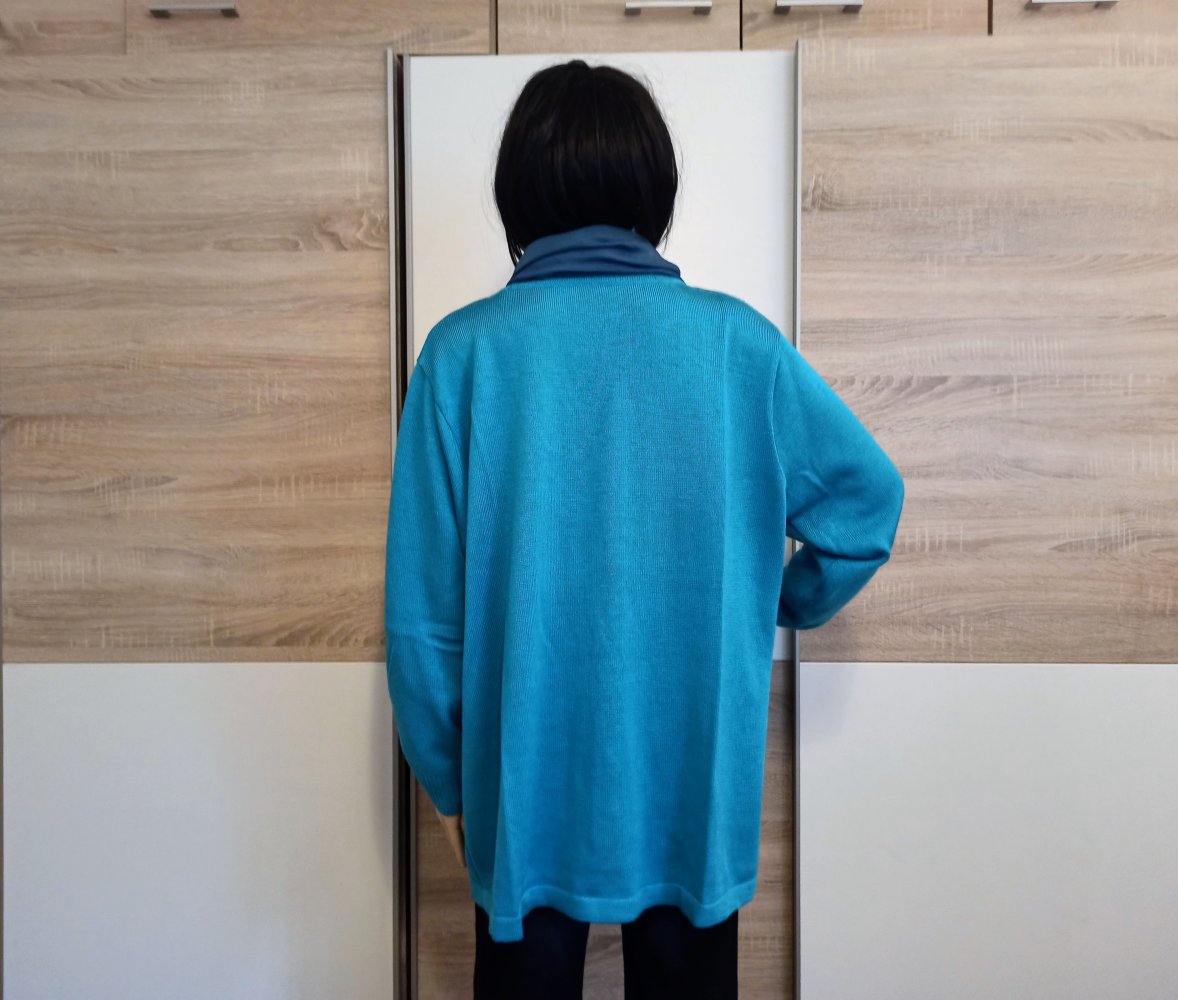 Schöner Pullover in türkis