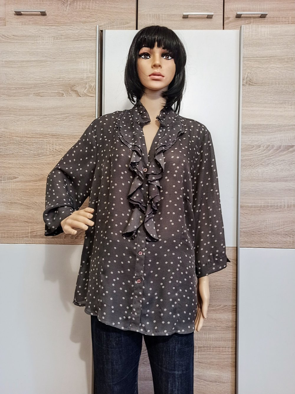 Schöne Bluse in Grau mit beige Punkten