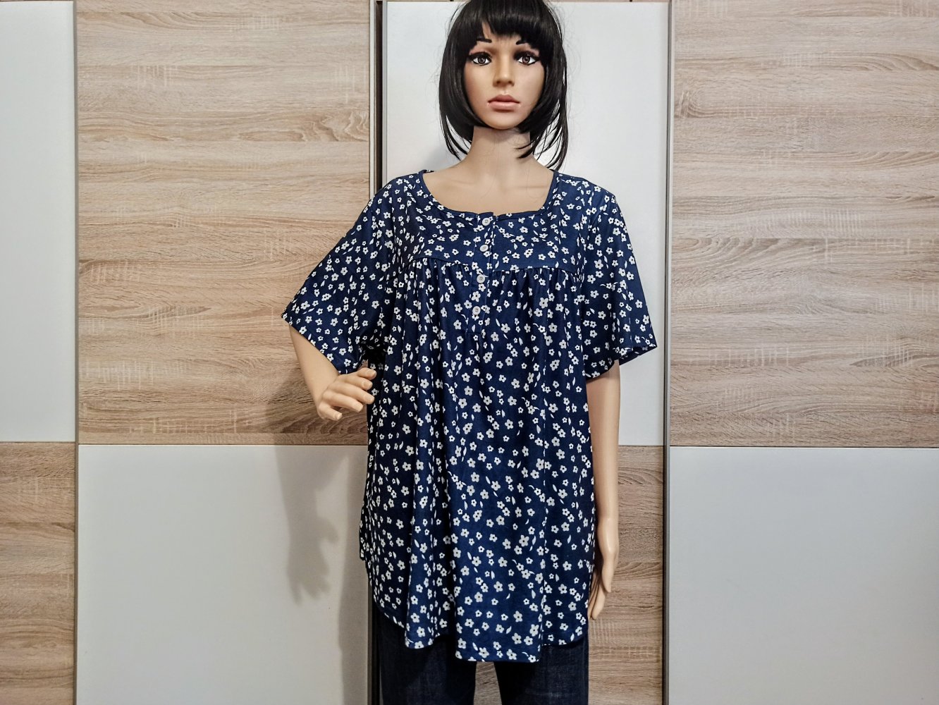 Schöne Bluse in marienblau mit kleine weiße Blümchen