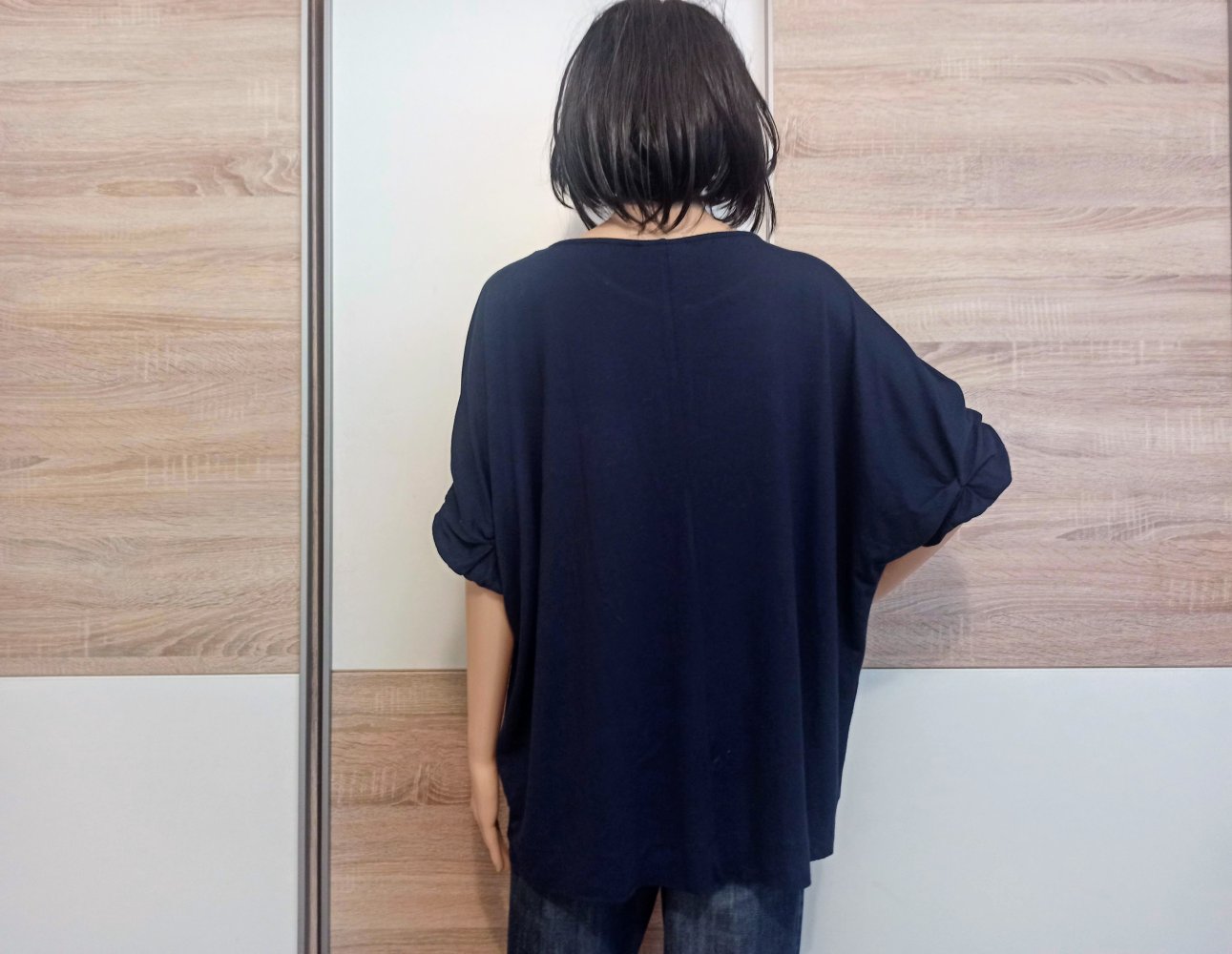 Schönes T-Shirt in marienblau mit silberne Streife von Canda