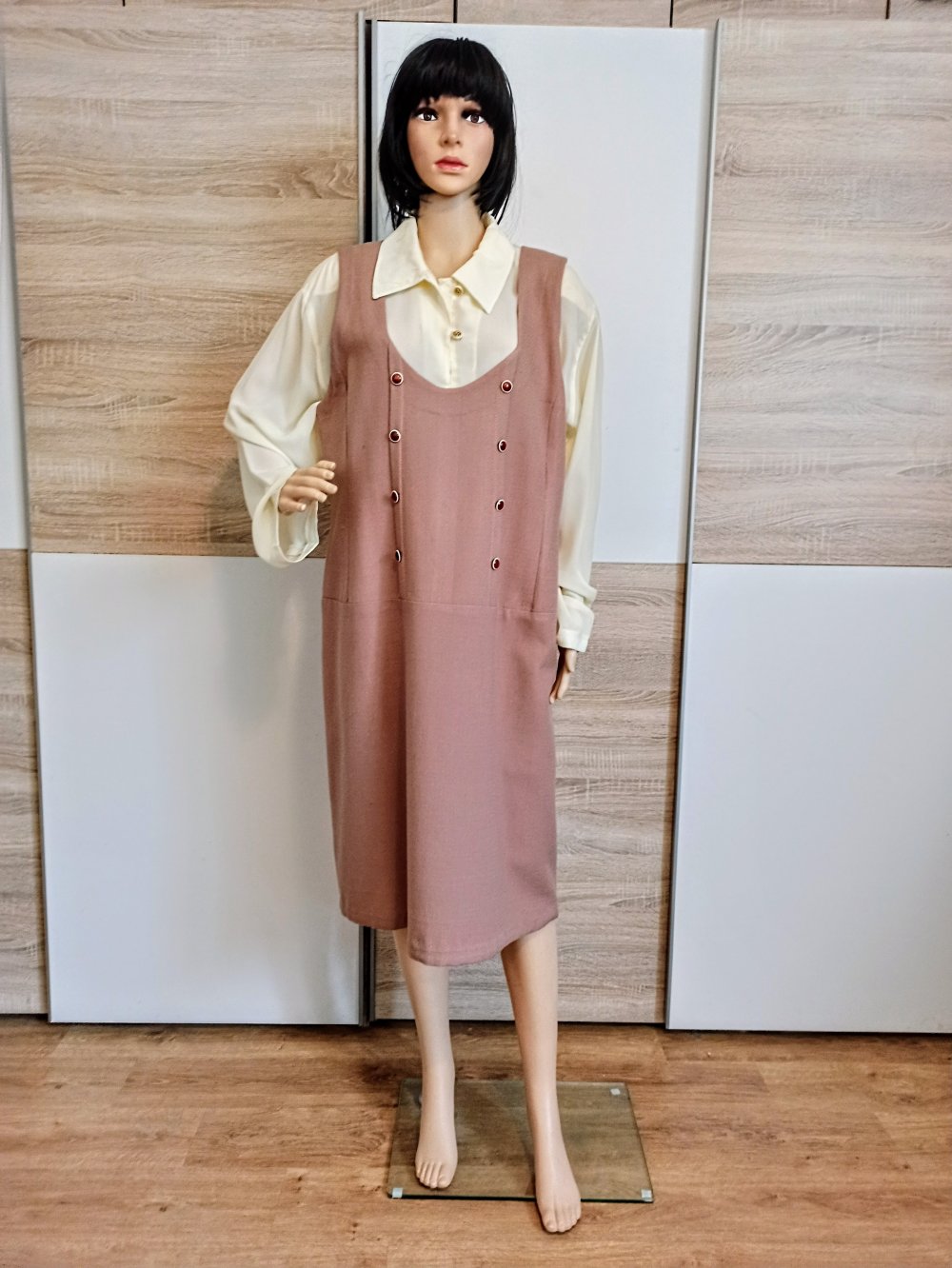Schönes Kleid in beige mit Deko-Knöpfen