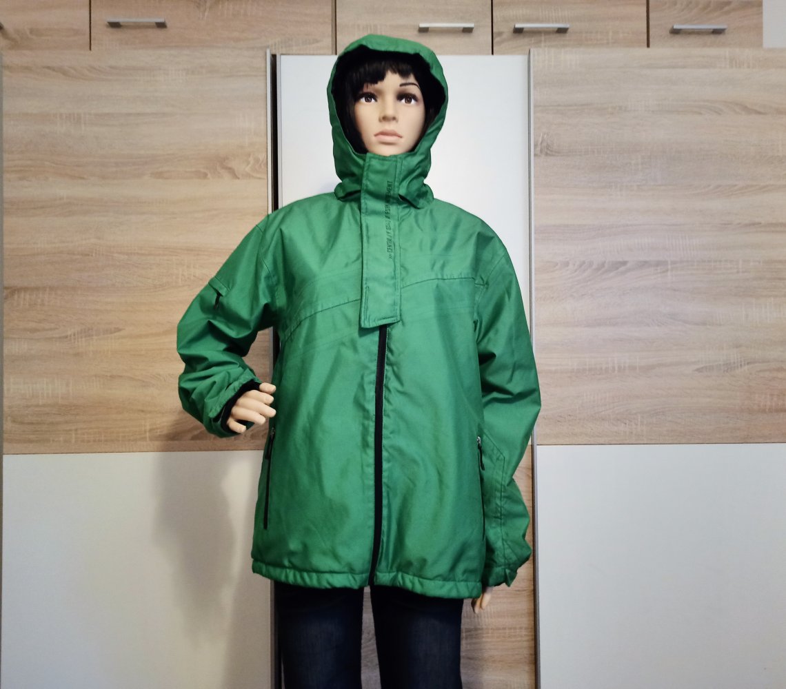 Schöne Jacke mit Kapuze in grün von FSBN