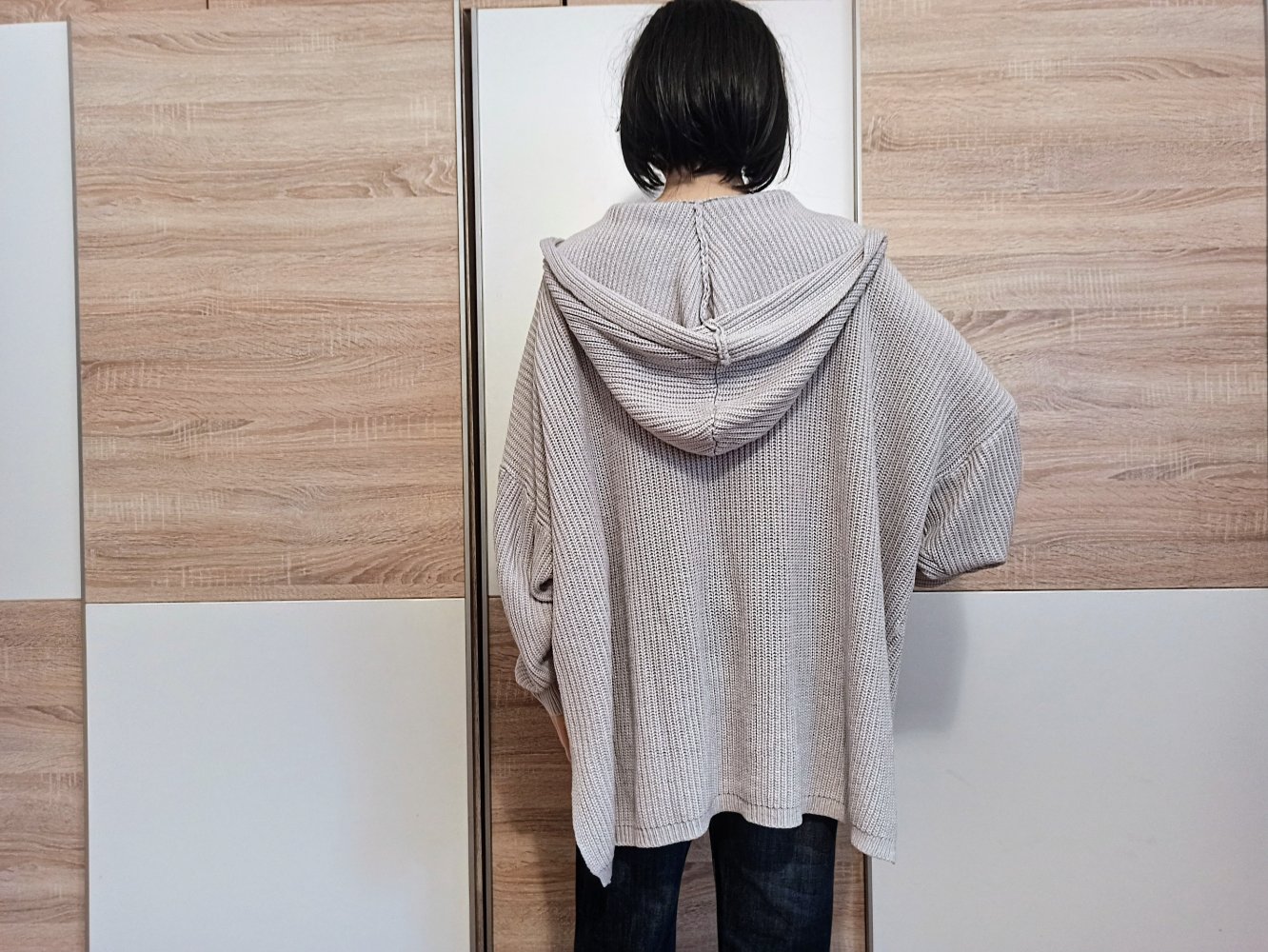 Schöner Pullover in grau mit Kapuze von Schein Curvi