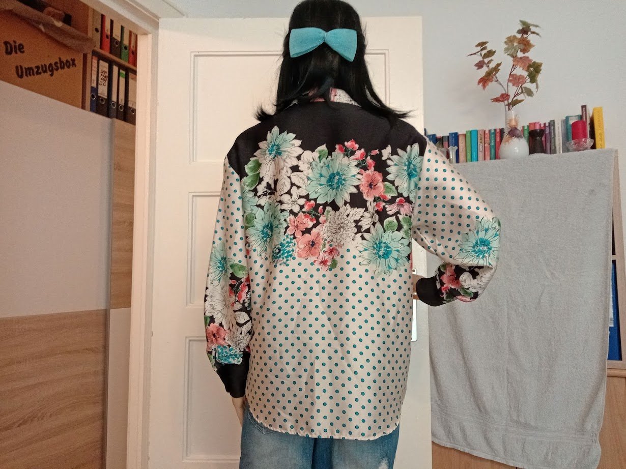 Schöne leichte Bluse von Zara mit blaue Punkten und Blumen Muster 