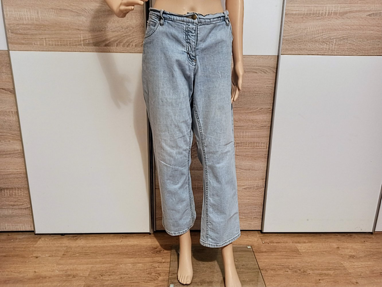 Schöne Jeanshose in helem blau von John Baner