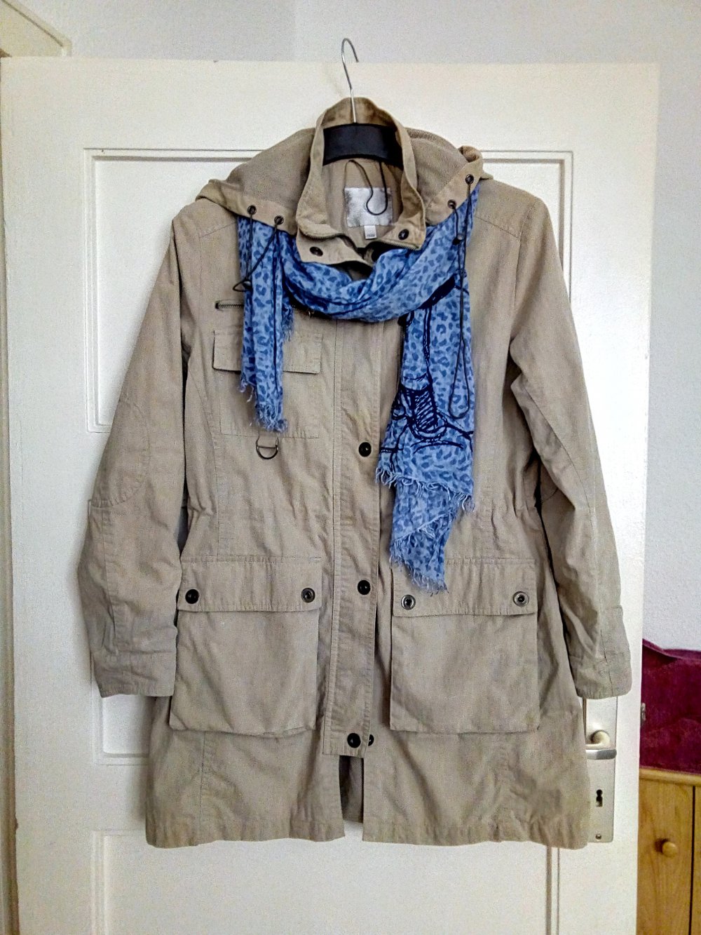 Tolle Übergangsjacke mit Kapuze in Farbe beige von Amisu 