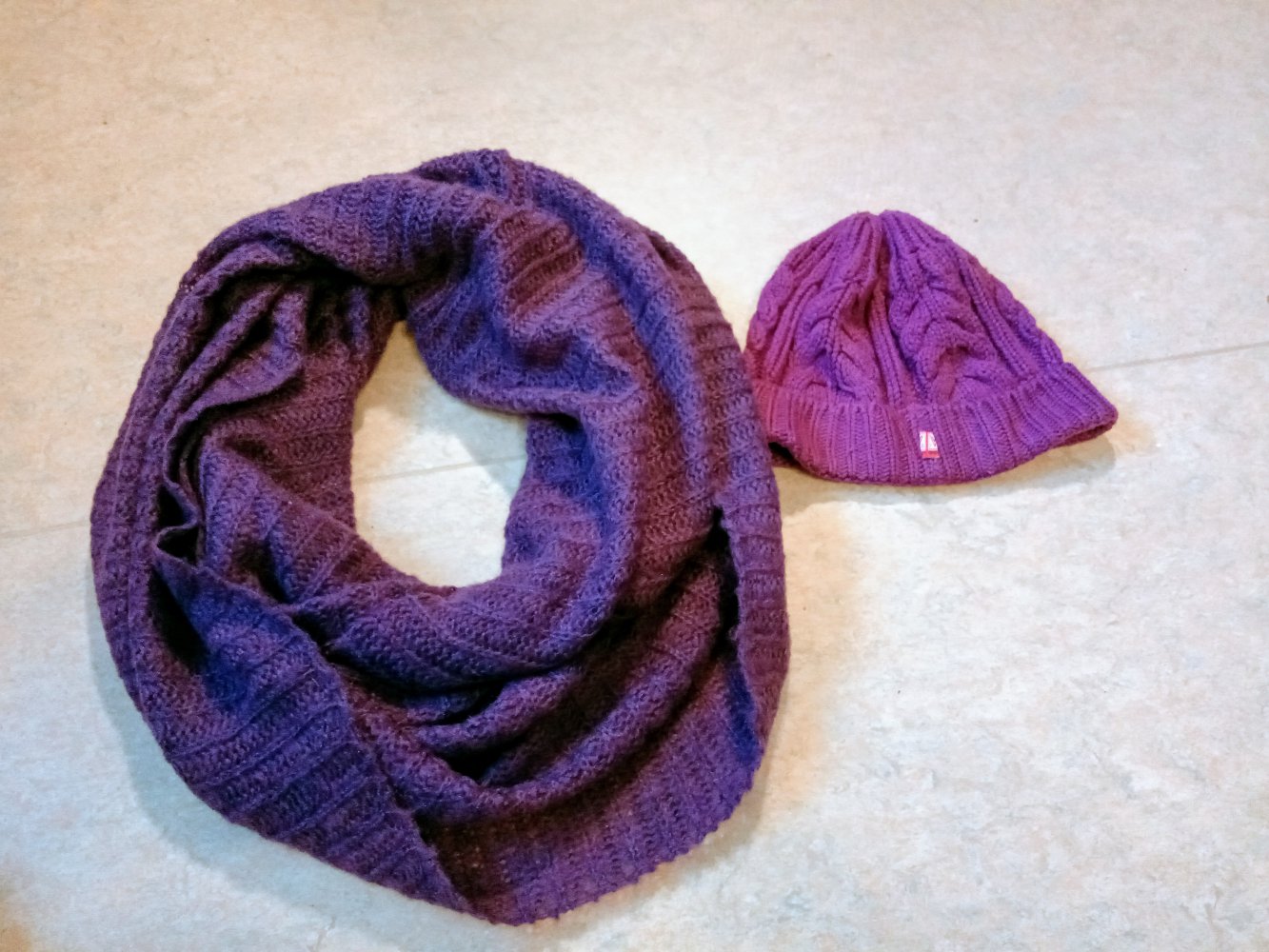 Schönes Sets: Mütze mit Schal in Lila 