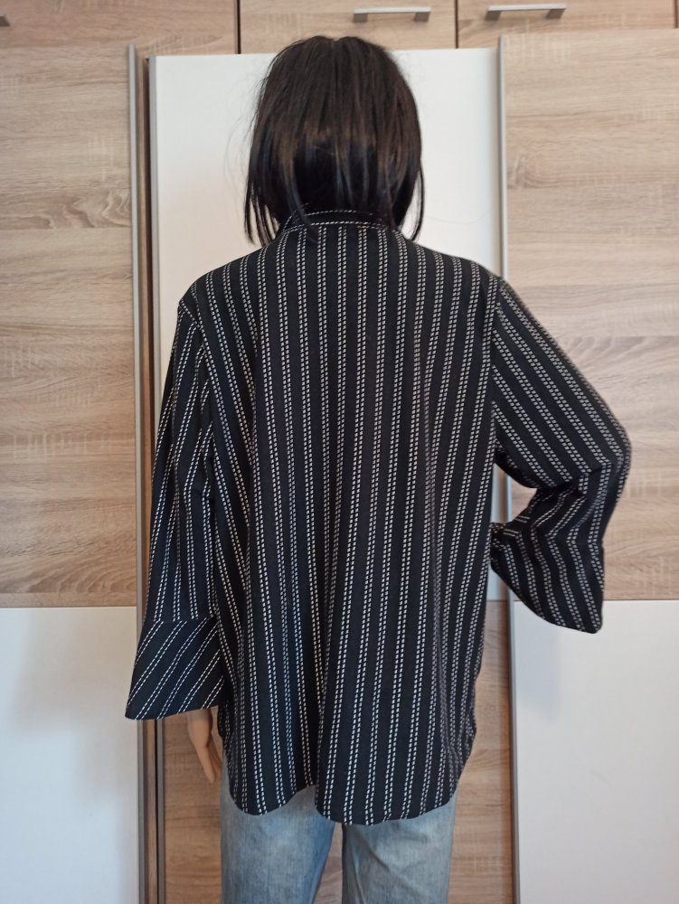Schöne Bluse in schwarz mit weiße Streifen von by Design