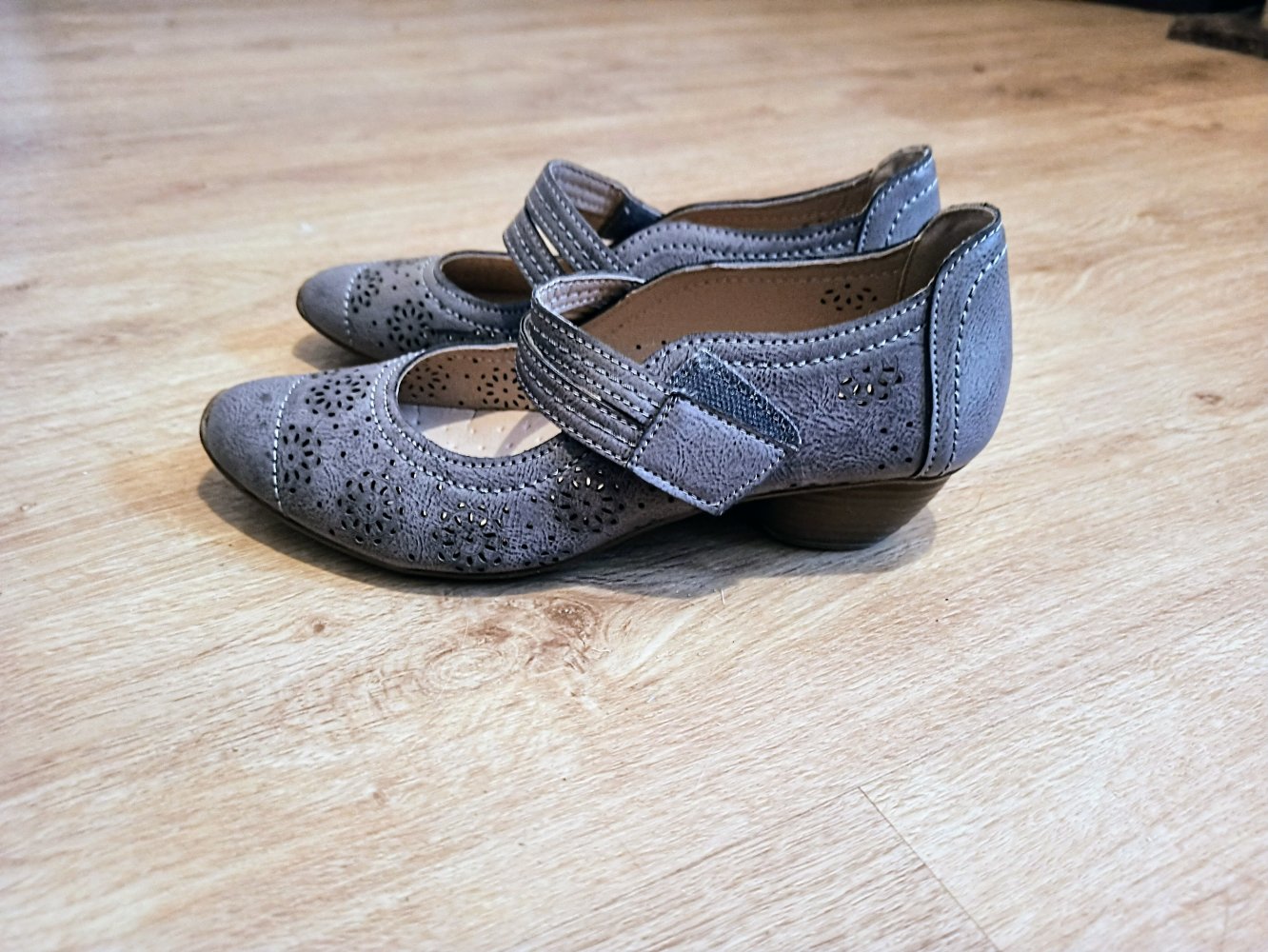 Tolle Damen-Schuhe in Graue Farbe von Cityline