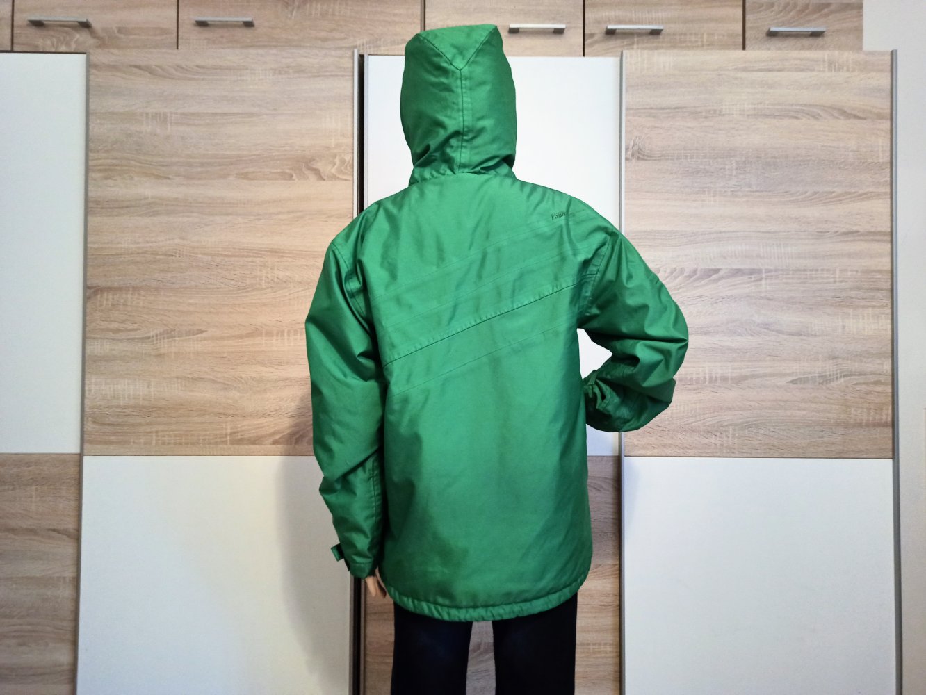 Schöne Jacke mit Kapuze in grün von FSBN