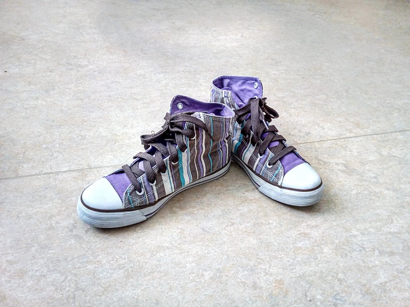 Sehr schöne gestreifte Sneakers von BK (British Knights). 