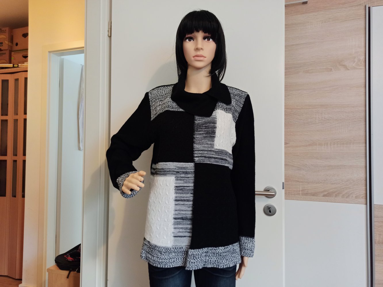 Schöner Pullover schwarz/weiße Quadraten