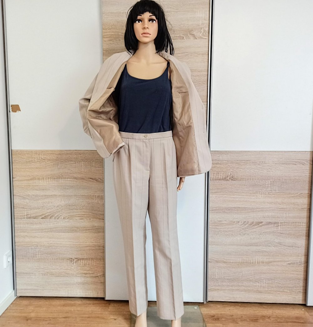 Schöner Anzug in beige mit graue Streifen