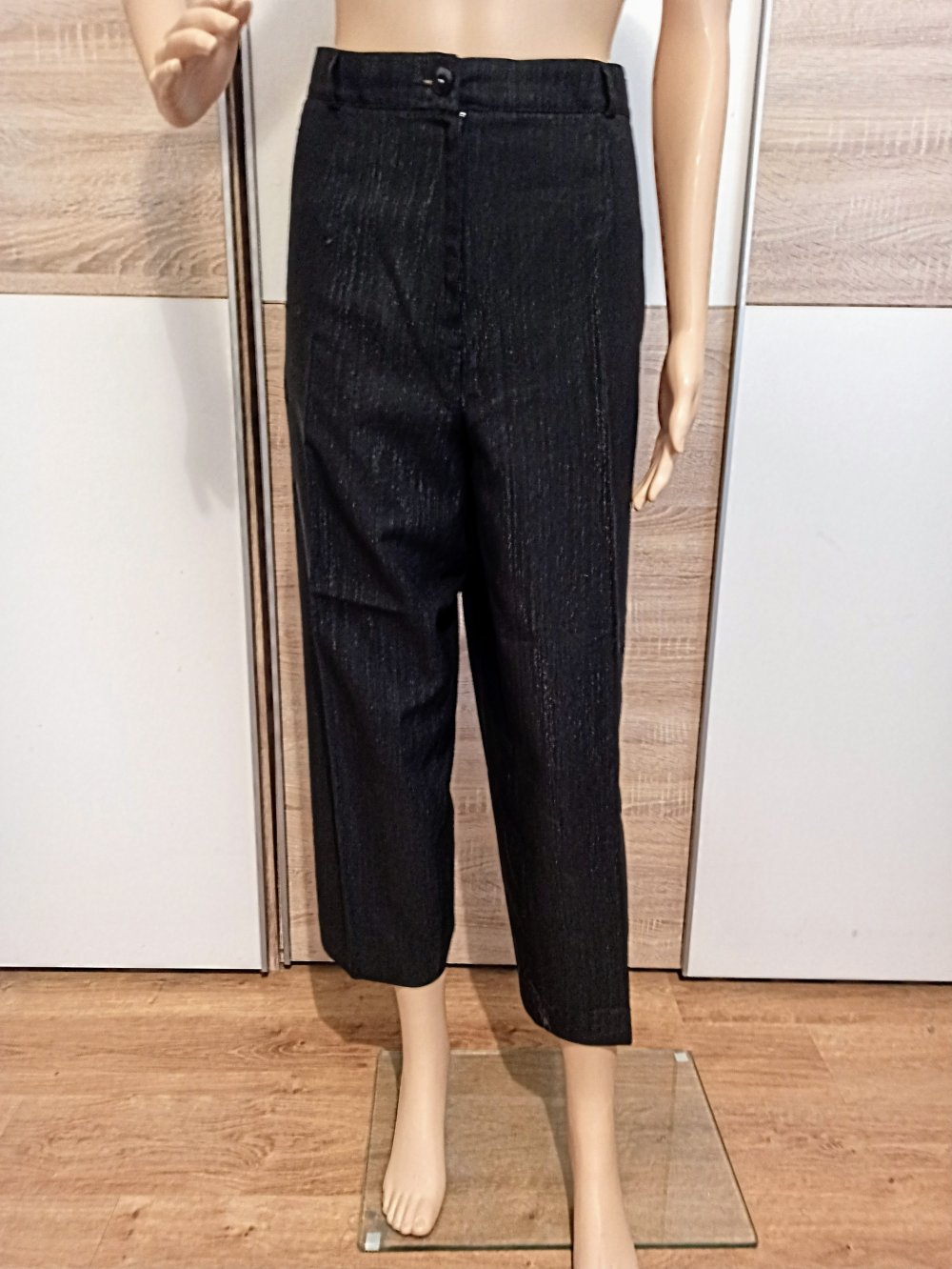 Schöne Hose in schwarz mit Glitzer von Neu Mode 