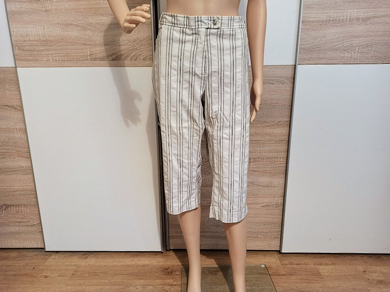 Schöne Capri Hose in weiß mit graue Streifen von Bexleys