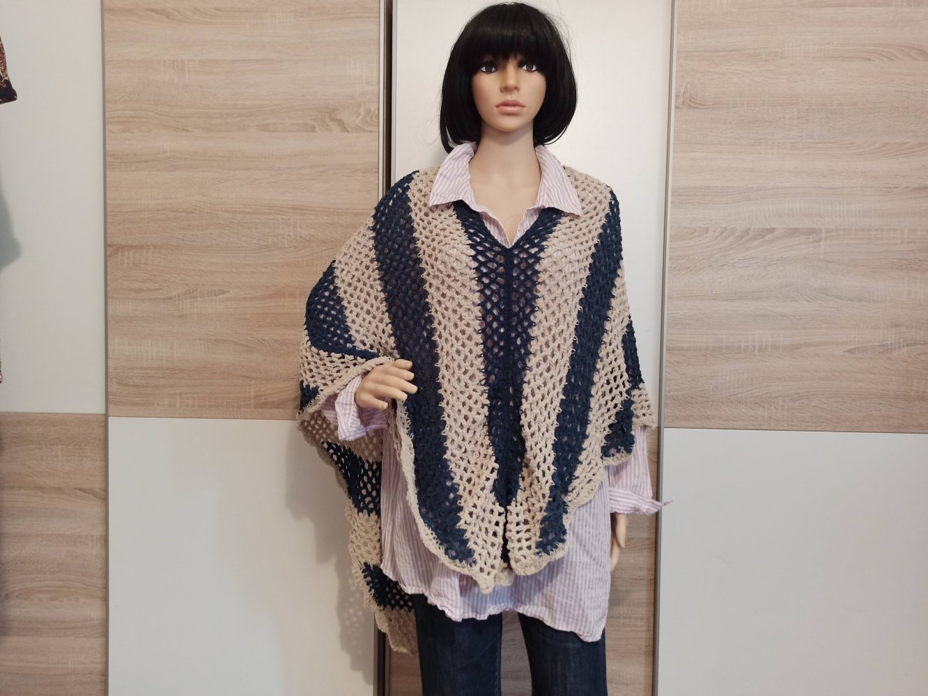 Schöner Poncho in marienblau/beige 