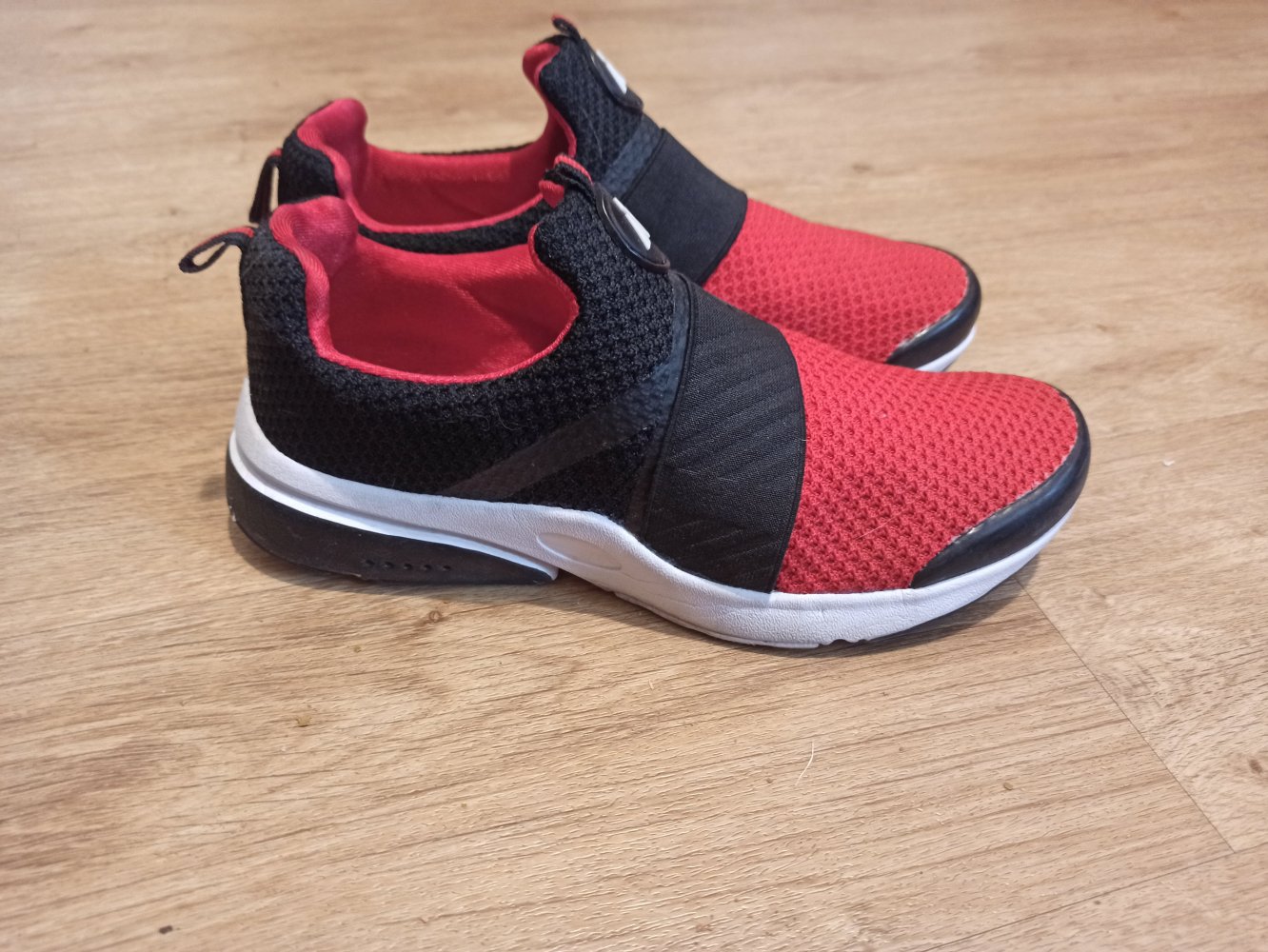 Sehr schöne Sneakers in schwarz/rot