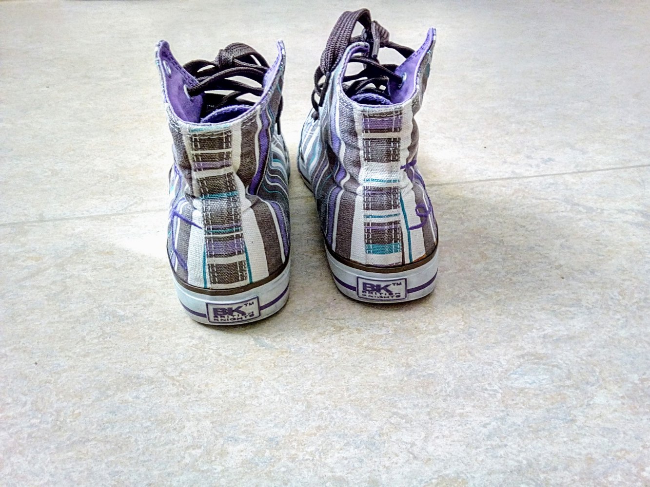 Sehr schöne gestreifte Sneakers von BK (British Knights). 