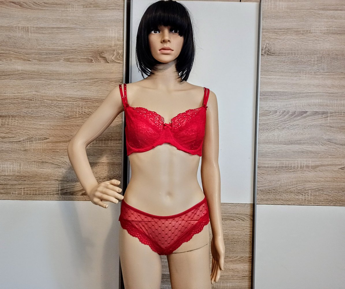 Schönes Set BH und String Tanga in rot von Hunkemöller