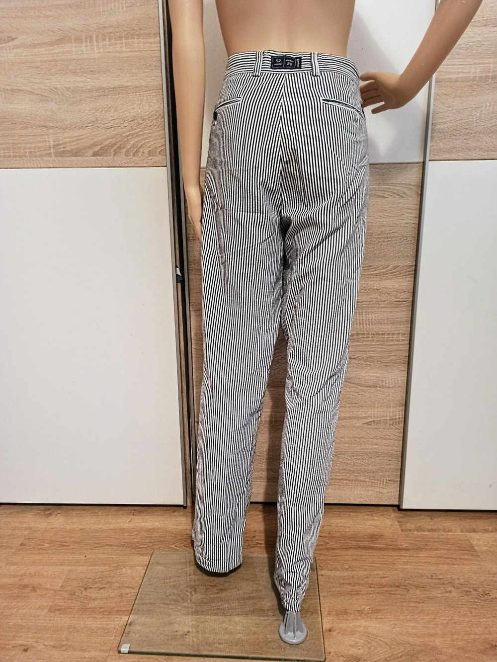 Schöne Hose in weiß mit graue Streifen von gardeur
