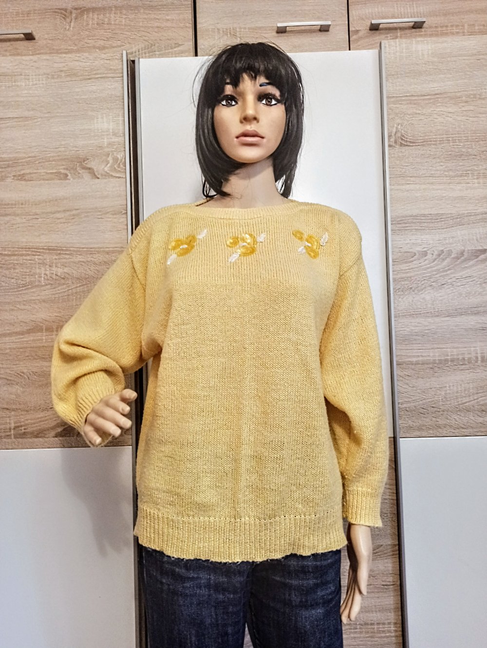 Schöner Pullover in gelb mit Starasssteinen von Nuova Moda
