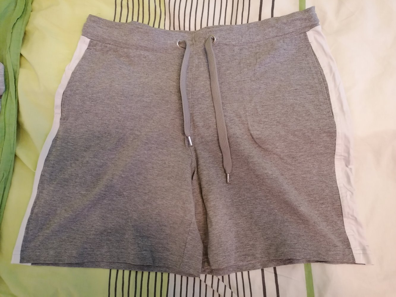 Graue Short Neu
