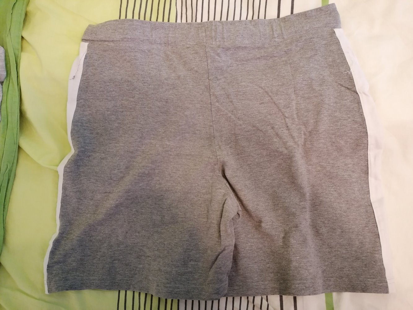 Graue Short Neu