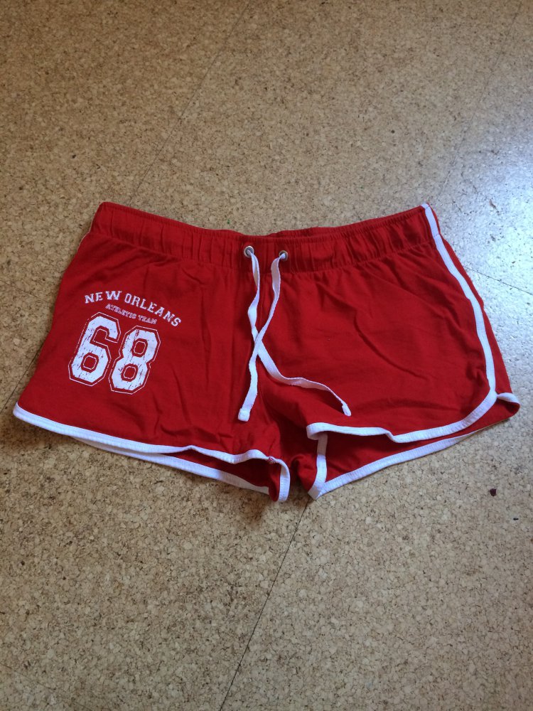 Kurze rote Hose