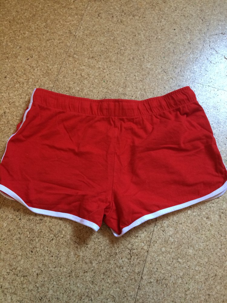 Kurze rote Hose
