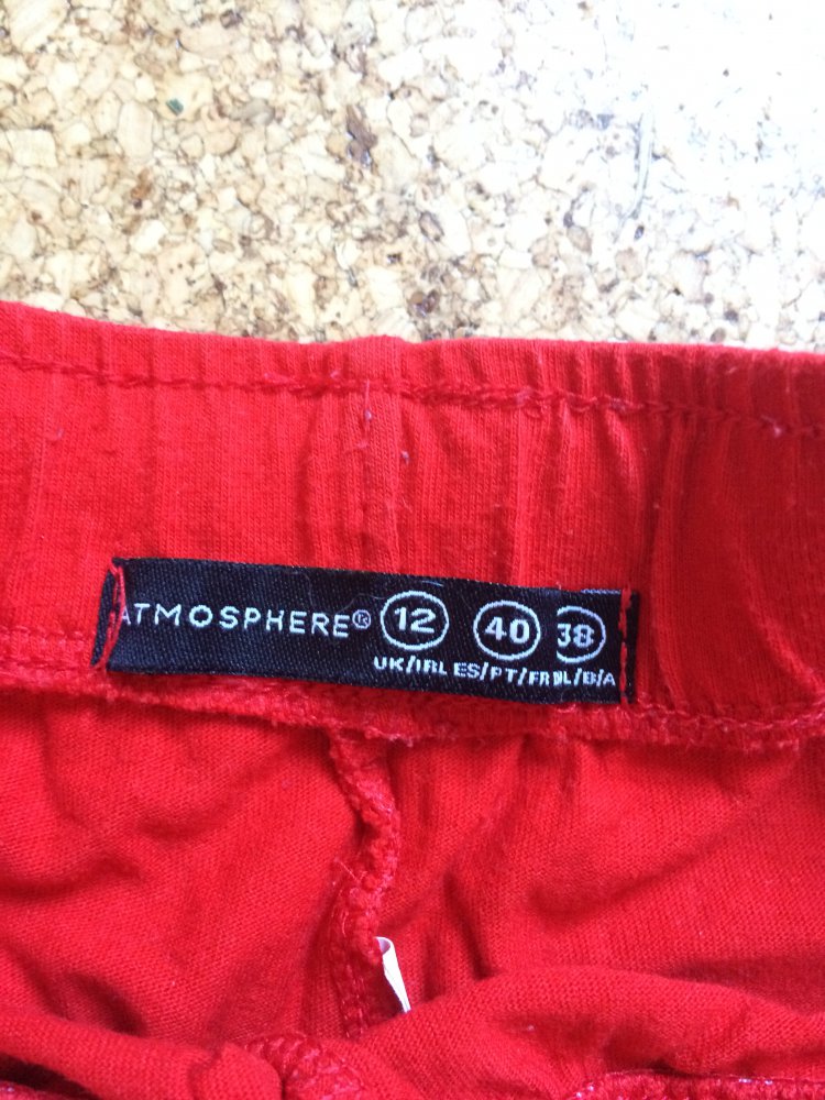 Kurze rote Hose