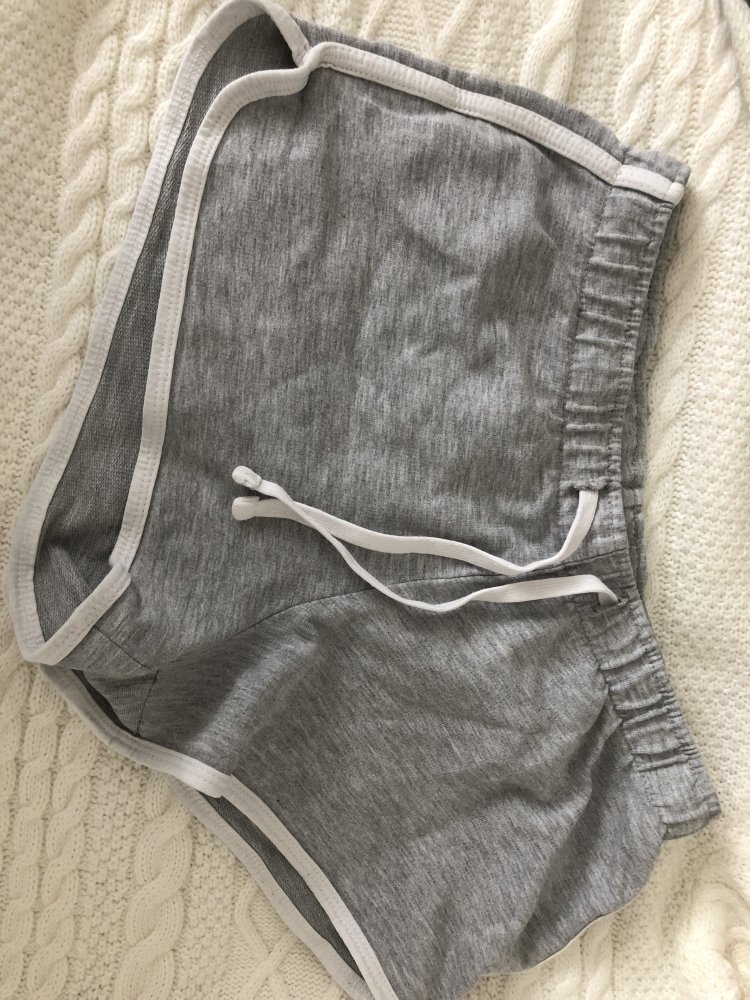 Graue Shorts