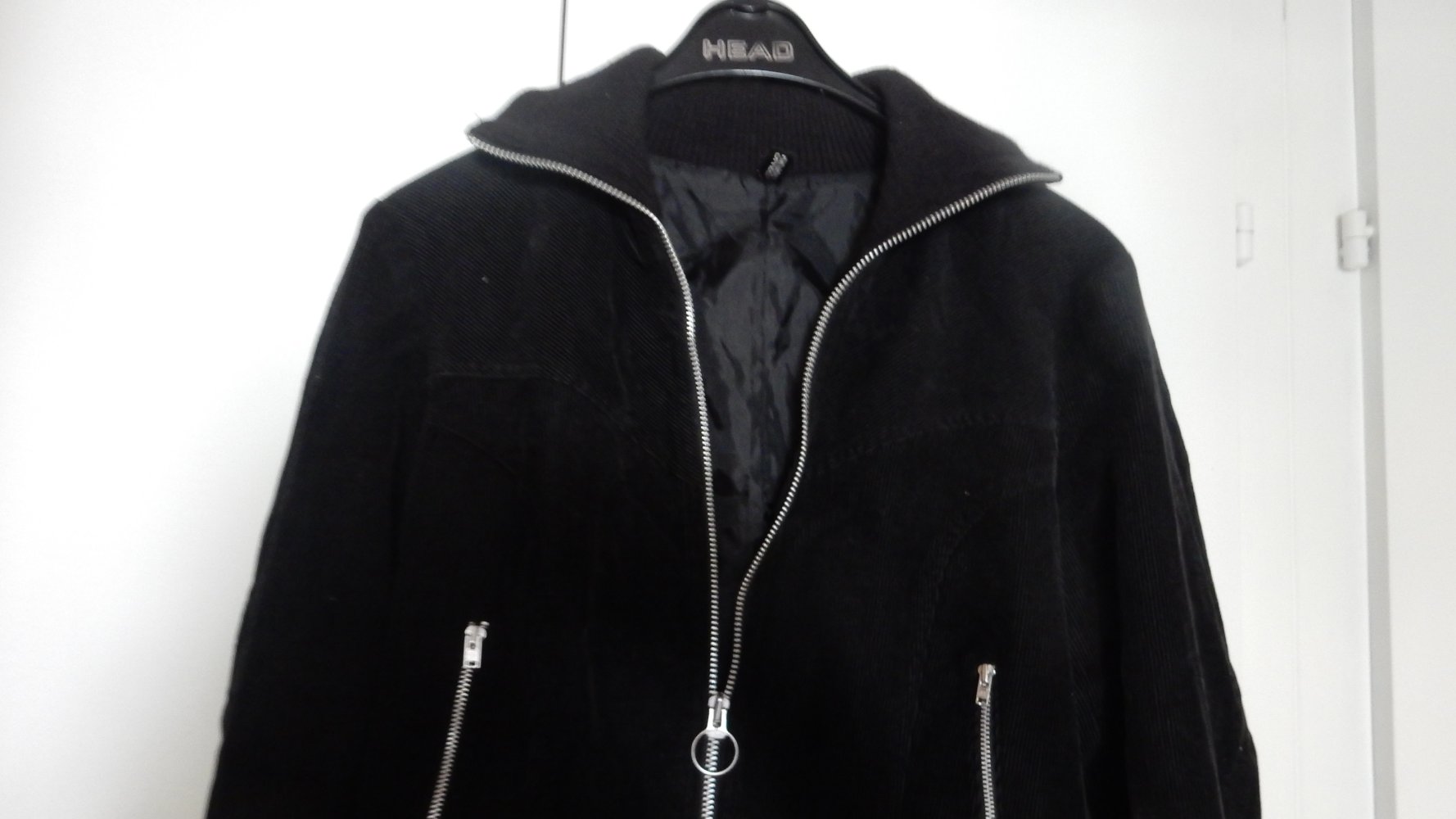 schwarze Cordjacke mit silbernem Reißverschluss, Gr. 38/40