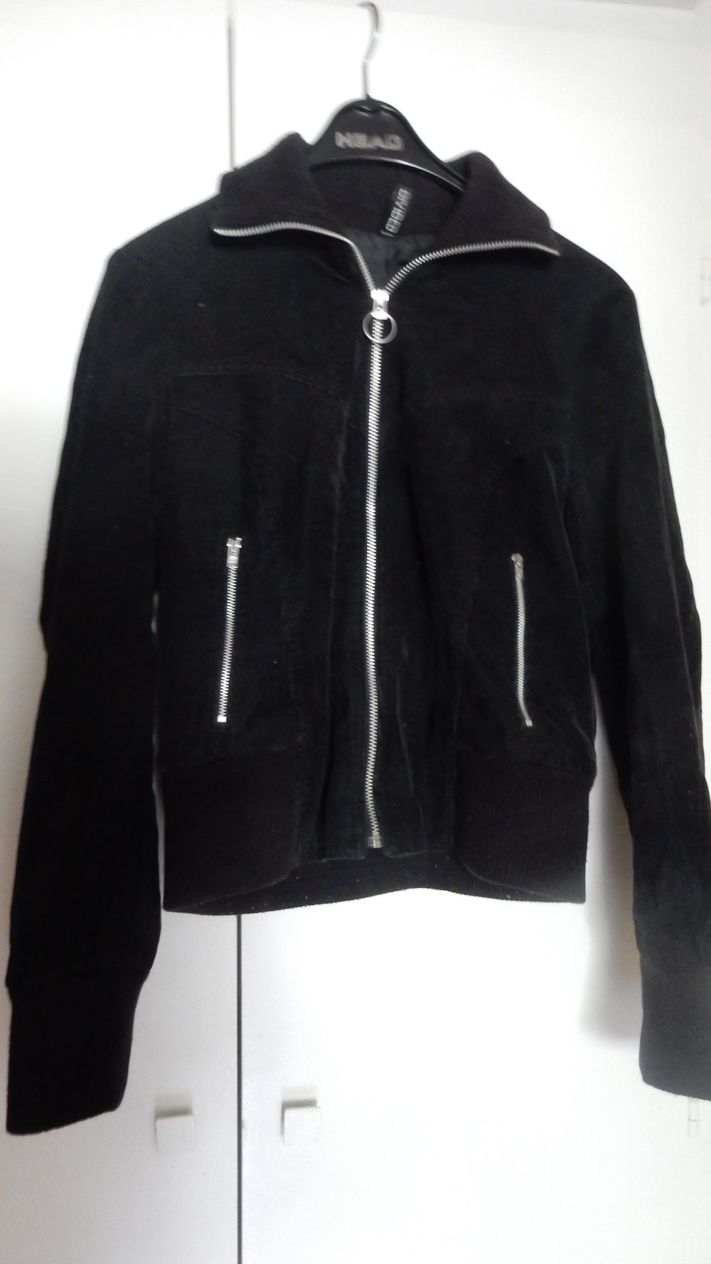 schwarze Cordjacke mit silbernem Reißverschluss, Gr. 38/40