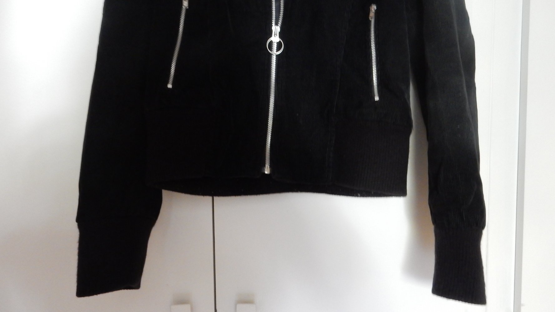 schwarze Cordjacke mit silbernem Reißverschluss, Gr. 38/40