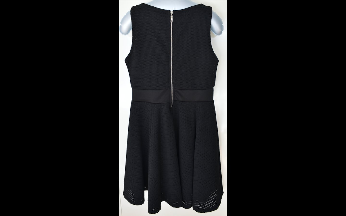 Schwarzes Kleid 