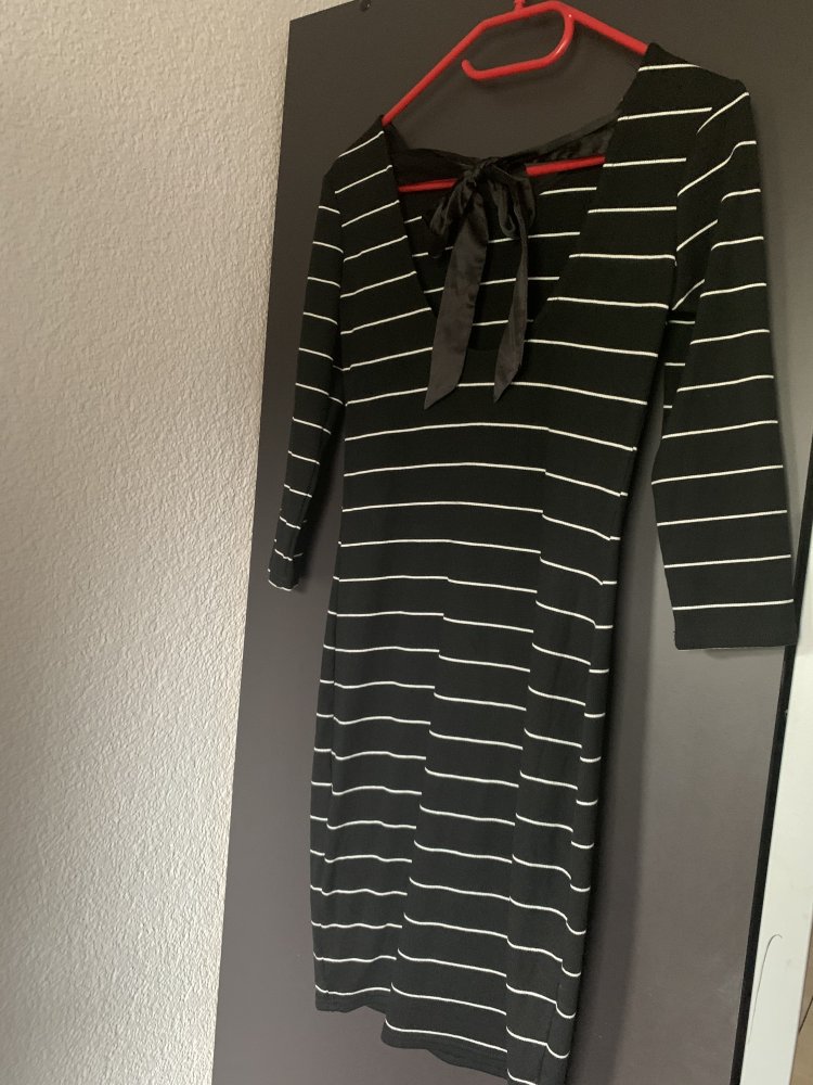 gestreiftes Kleid mit Schleife am Rücken