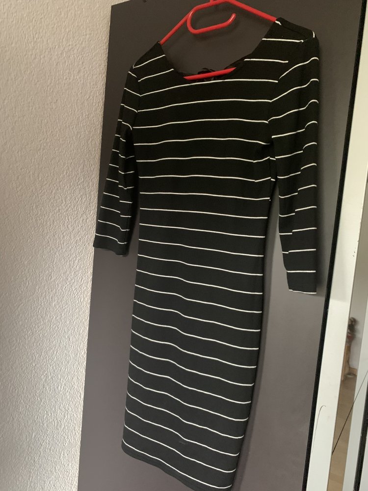 gestreiftes Kleid mit Schleife am Rücken