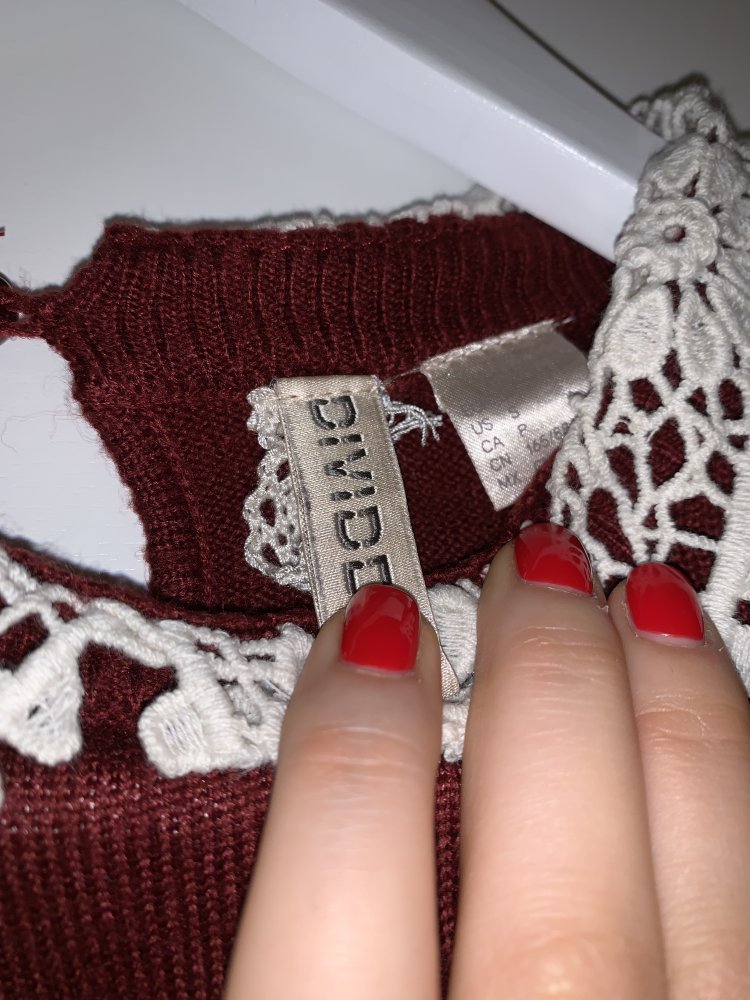 Roter Pullover