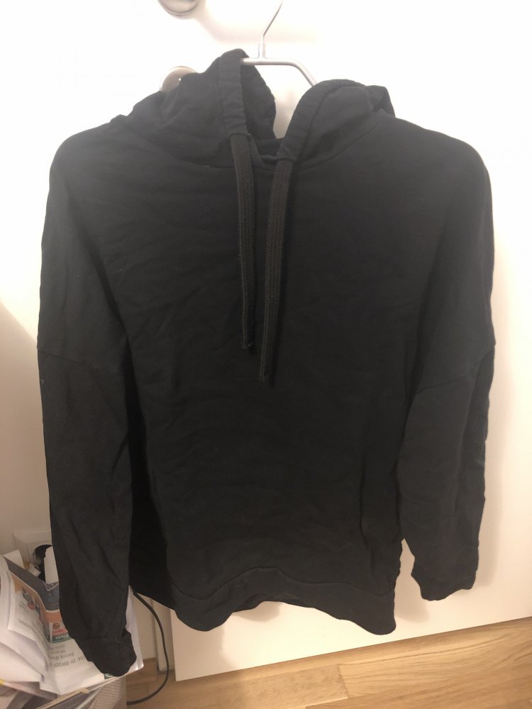 Schwarzer pulli mit kapuze